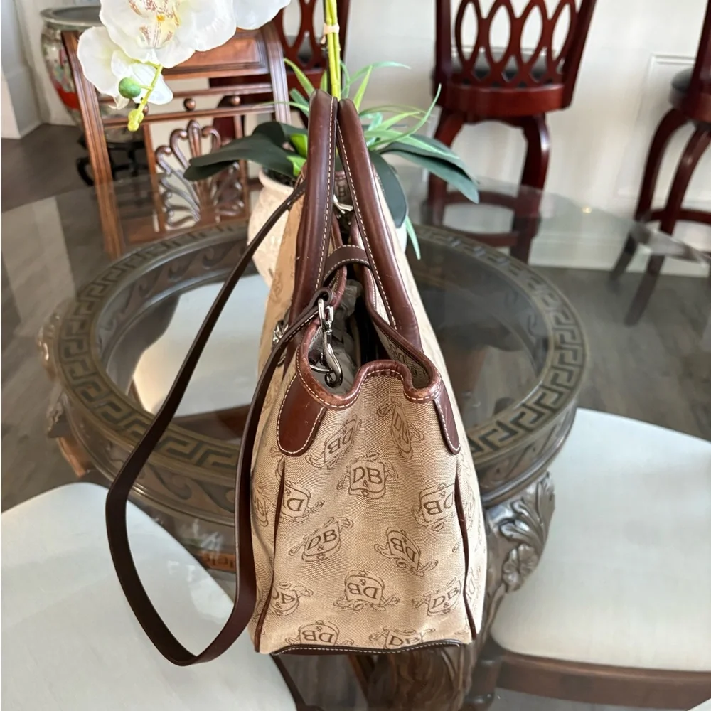 🤎🤎DOONEY & BOURKE VINTAGE SIGNATURE TAN CANVAS AND BROWN LEATHER TOTE!🤎🤎